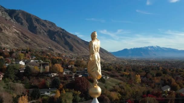 Statua Angelo Moroni Oro Con Tromba Sul Tempio Mormone Provo — Video Stock