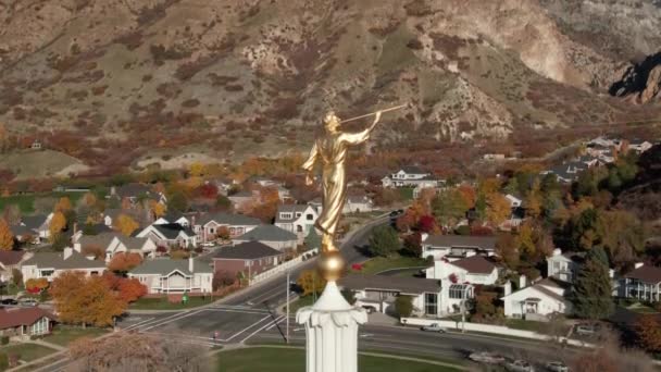 Patung Gold Angel Moroni Kuil Mormon Provo Lds Spire Aerial — Stok Video