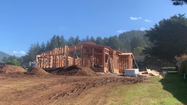 Estrutura Quadro Madeira Casa Durante Construção Dia Ensolarado Verão Tiro — Vídeo de Stock