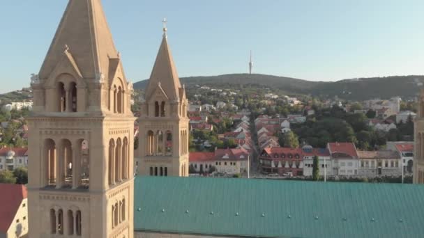 ハンガリー南部のPcsの大聖堂のシネマティック4K空中ドローンドリークリップ メッセク山の頂上にあるテレビ塔 — ストック動画