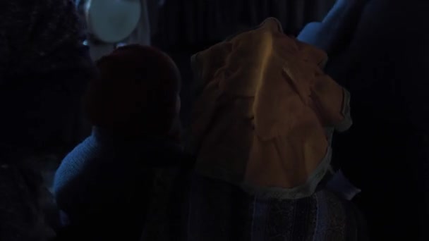 Femeie Fată Spatele Unul Celălalt Purtând Pălării Tipice Galițiene Tricotate — Videoclip de stoc