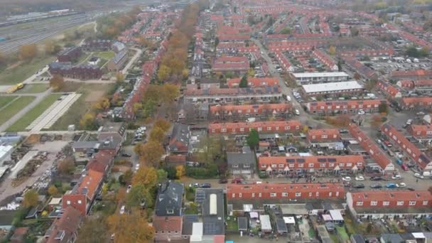 Aerial Old Suburban Neighborhood Several Rooftops Containing Solar Panels — Stock Video