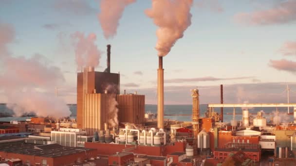 Epic Aerial Velké Průmyslové Továrny Při Západu Slunce Foukající Kouř — Stock video
