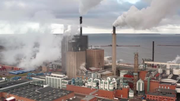 Luftaufnahme Einer Fabrik Schwedens Ostküste Die Rauch Ausstößt — Stockvideo