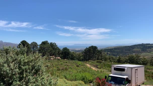 Vrachtwagen Omkeren Tussen Fynbos Vegetatie Met Uitzicht Oceaan Van False — Stockvideo