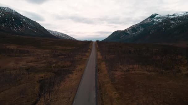 Camino Largo Paisaje Hostil Kvaloya Norte Noruega Vista Del Dron — Vídeos de Stock
