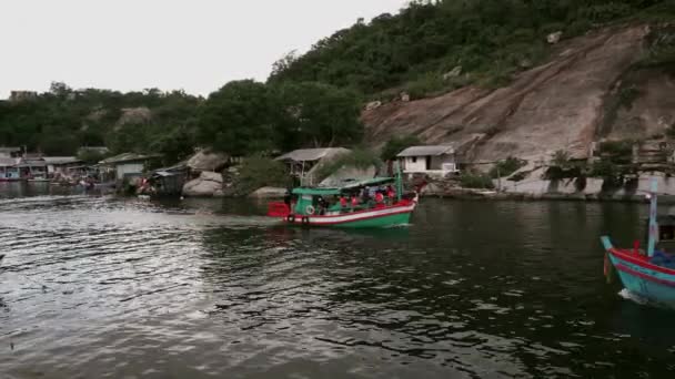 Khao Takiab Marinasından Ayrılan Turistlerle Dolu Bir Tekne Akşam Kalamar — Stok video