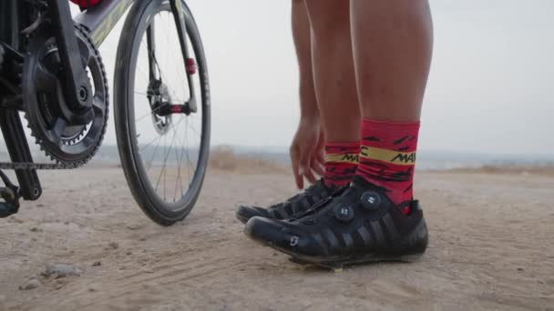 Ciclista Profesional Ajustando Sus Zapatos Desierto — Vídeo de stock