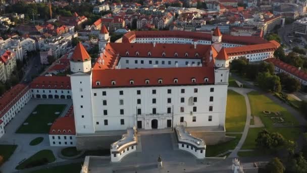 Κινηματογραφικό Drone Shot Του Κάστρου Της Μπρατισλάβα Στη Σλοβακία — Αρχείο Βίντεο