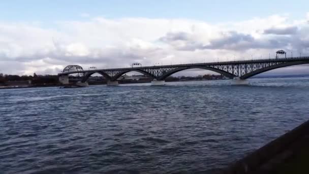 Let Mírovým Mostem Přes Řeku Niagara Oddělující Buffalo New York — Stock video