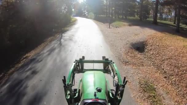 Висока Кутова Точка Зору Під Час Їзди Маленькому Зеленому Тракторі — стокове відео
