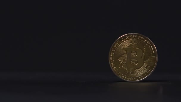 Bitcoin Enkele Geïsoleerde Munt Met Kopieerruimte Een Zwarte Achtergrond — Stockvideo