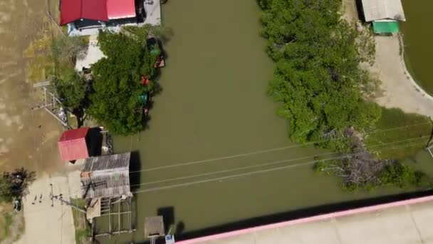 Luftaufnahmen Zeigen Eine Brücke Den Fluss Dächer Tourenboote Mangroven Ausflugsboote — Stockvideo