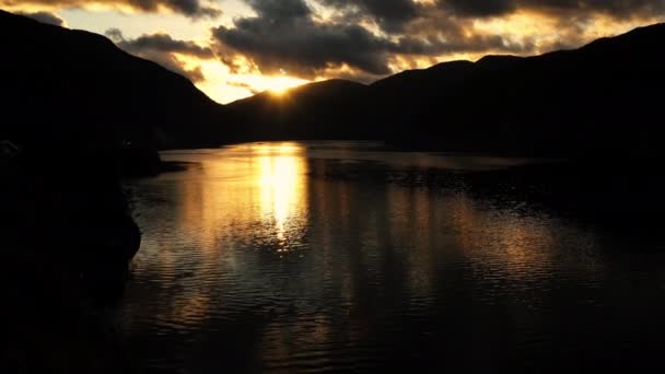 Majestatyczny Zachód Słońca Nad Fiordem Norwegii Złote Refleksje Oceanie — Wideo stockowe
