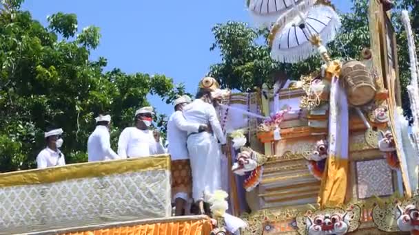Den Balinesiske Hindu Kremasjonsseremonien Ngaben Medlem Kongefamilien Ida Pedanda Nabe – stockvideo