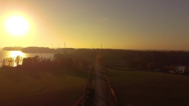 Yel Değirmeni Çiftliğine Giden Otoyol Büyük Sarı Günbatımı Gökyüzünde — Stok video