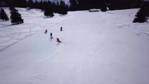 Uitzicht Vanuit Lucht Het Skigebied Met Mensen Die Heuvel Snowboarden — Stockvideo