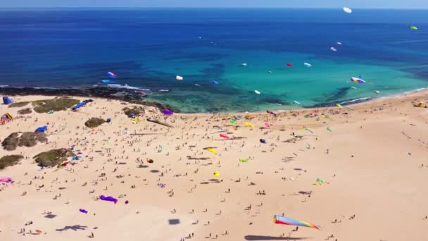 Drachenfest Fuerteventura Spanien Festival Cometas Drachen Türkisfarbenen Wasser Und Weißer — Stockvideo