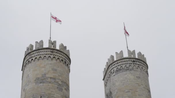 Majestätische Burgtürme Der Stadt Genua Mit Flaggen Der Spitze Zeitlupenaufnahme — Stockvideo