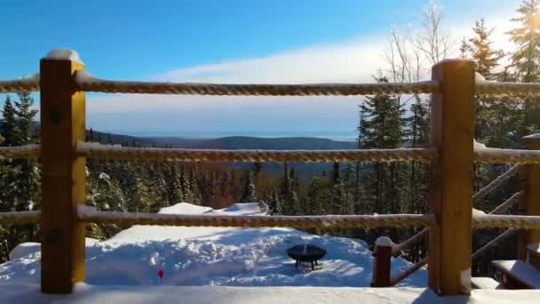 Flygdrönare Utsikt Genom Ett Staket Avslöjar Snöig Skog Och Ett — Stockvideo