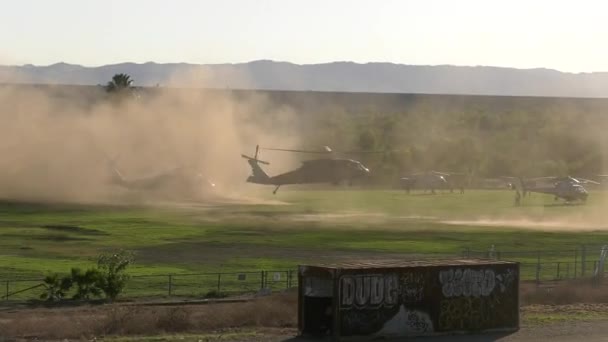Helicóptero Militar Decolando Campo — Vídeo de Stock