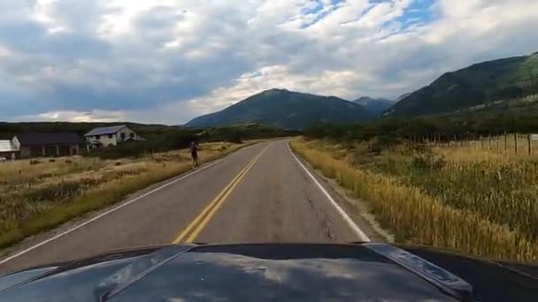 Langs Prive Woning Met Majestueus Uitzicht Bergketen Rijden Pov Schot — Stockvideo