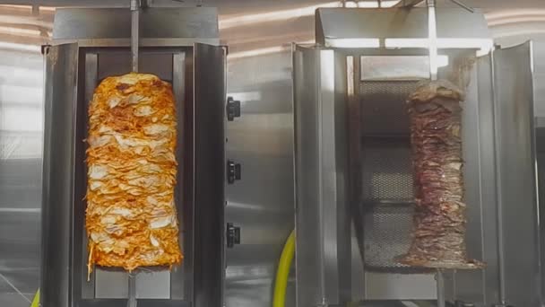 Loop1 Kuřecí Shawarma Vertikální Bbq Rotisserie Vedle Tenkých Plátků Steaků — Stock video