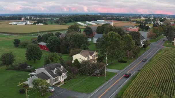 Carros Dirigem Estrada Através América Rural Sinal Parada Aproximação Luzes — Vídeo de Stock