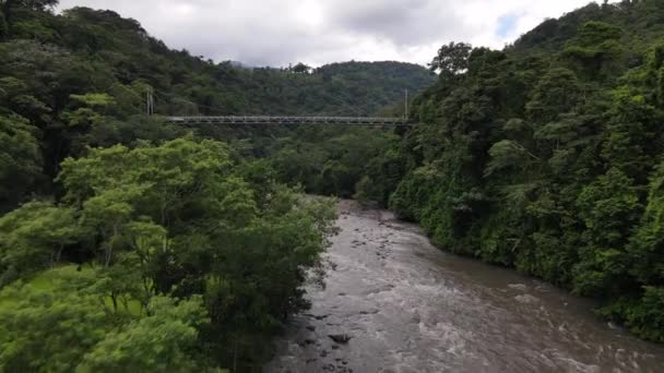 Drone Basso Volo Che Avvicina Vecchio Ponte Acciaio Nel Mezzo — Video Stock