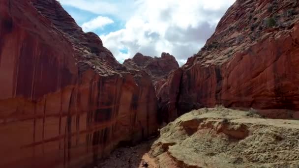 バックスキンガルチスロットキャニオンユタ 深いスロットキャニオンのドローンショット 赤い岩 砂の平原 乾燥した熱い砂漠の荒野 — ストック動画