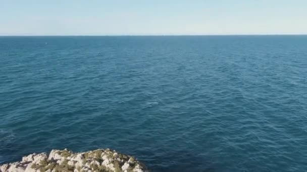 イタリアのバーリにあるポリニャーノ マーレ付近のスコリオ エレミタ島のロッキー島とアドリア海の空中写真 引き戻し — ストック動画