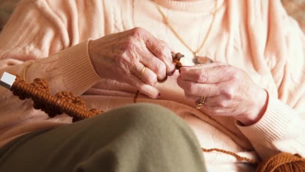 外婆的针织 白种人老妇人的手慢慢地织毛衣 由于年纪大 织毛衣很困难 — 图库视频影像