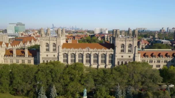 Bâtiments Académiques Université Chicago Push Lent Skyline Ville Arrière Plan — Video