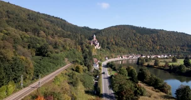 Güneşli Bir Günde Arka Planında Neckar Vadisi Nin Nehir Demiryolu — Stok video