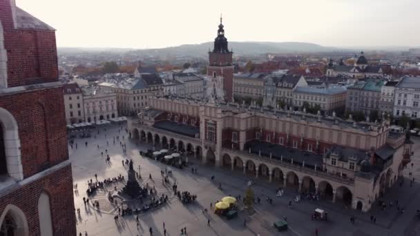 Letecký Let Pozpátku Renesanční Haly Odhalující Kostel Marie Krakov — Stock video