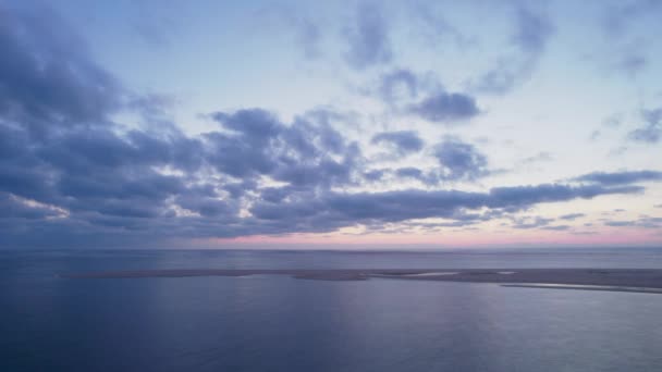 มมองท อนคลายของท องทะเลท เมฆและขอบฟ ชมพ คนในน — วีดีโอสต็อก