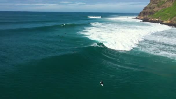 Drönare Omloppsbana Surfare Som Surfar Stor Havsvåg Australien — Stockvideo