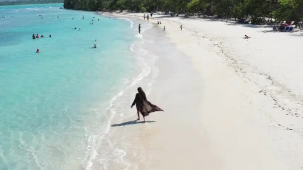 Mulher Modelo Caminha Praia Turística Embalada Playa Teco Maimon Perto — Vídeo de Stock