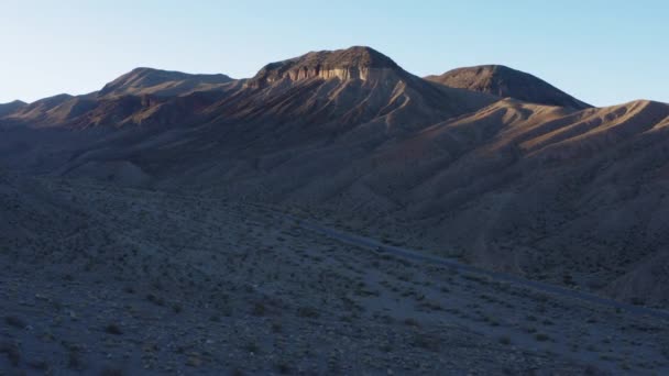 死亡谷国家公园的一座山旁边的高速公路的空中景观 无人机向高速公路飞去 — 图库视频影像