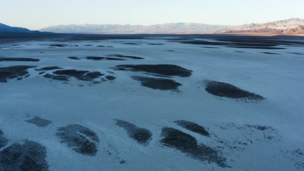 Drone Che Vola Basso Una Valle Accidentata Aspra Coperta Saline — Video Stock