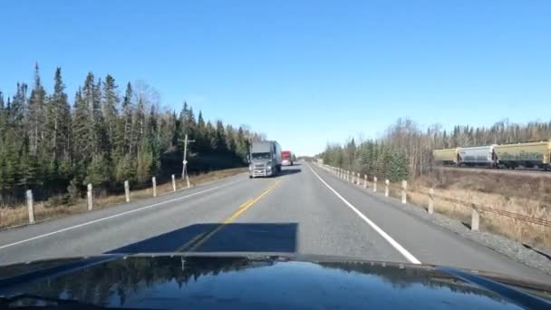Pov Jazdy Obok Pociągu Towarowego Jak Ciężarówki Przejeżdżają Obok — Wideo stockowe