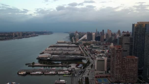 Luchtfoto Van Pijlers Wolkenkrabbers Hell Kitchen Manhattan Bewolkte Avond New — Stockvideo