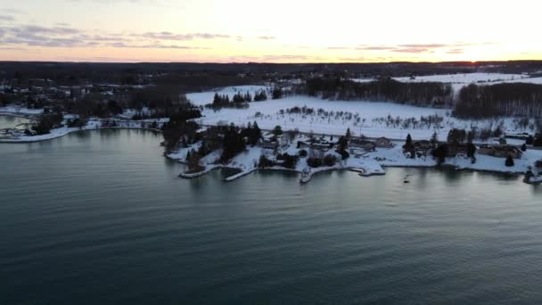 Flygfoto Roterande Skott Vacker Liten Stad Kanada Täckt Med Snö — Stockvideo