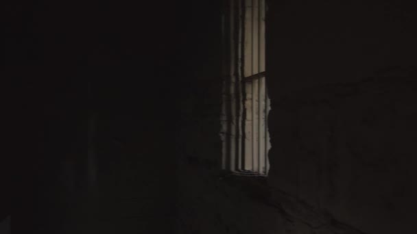 Taş Pencerelerde Paslı Parmaklıklar Olan Ürkütücü Karanlık Bir Hapishane Koridorunda — Stok video