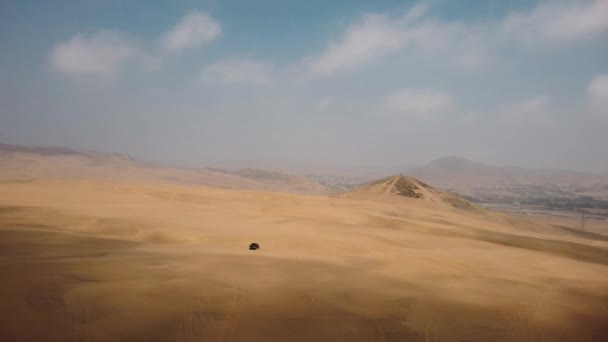 Ica ペルーの砂丘を運転するオフロードトラックの空中ビュー 引き戻し ドローンショット — ストック動画