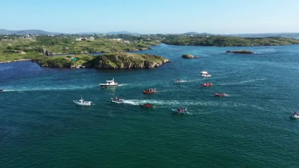 Barco Bunbeg Pier Com Monte Errigal Fundo Donegal Irlanda — Vídeo de Stock