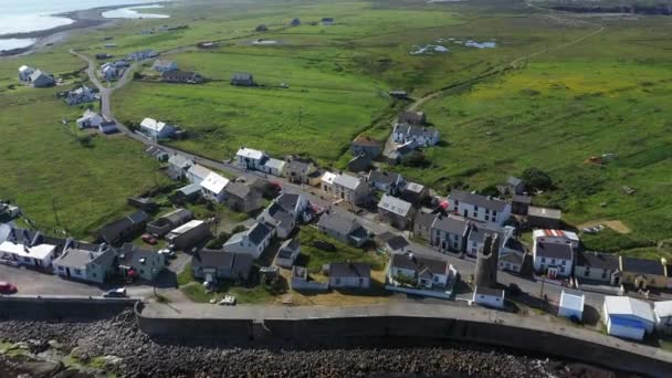 遠くに灯台があるトーリー島へのドローン飛行 Donegal Ireland — ストック動画