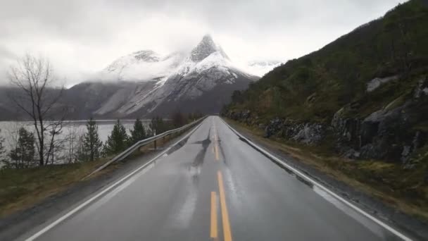 Mokrá Arktická Cesta Směrem Zasněženou Horu Stetind Tysfjord Norsko — Stock video