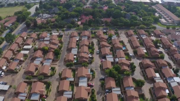 Filmagem Aérea Sobrevoando Casa Urbana Olho Pássaro Casas Urbanas África — Vídeo de Stock