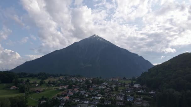 Swiss Village Huge Mountain Background Format Mp4 25P Bit Cinelike — ストック動画